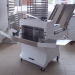 Szalagos kenyérszeletelő gép