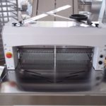 Szalagos kenyérszeletelő gép