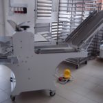 Szalagos kenyérszeletelő gép