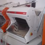 Asztali kenyérszeletelő gép